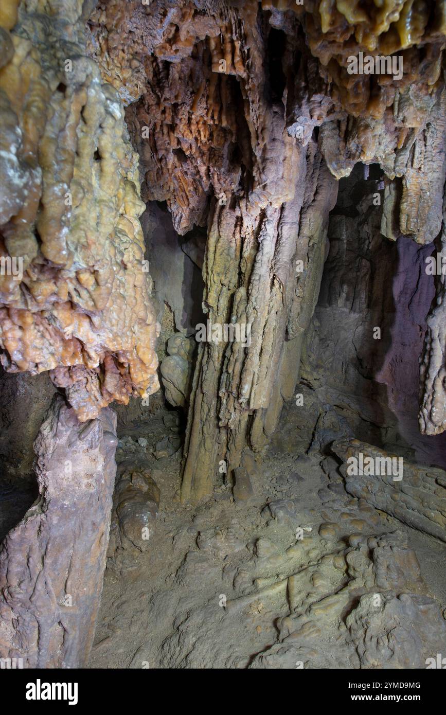 Pale (municipalité de Foligno. Ombrie). Les grottes de l'Abbadessa Banque D'Images