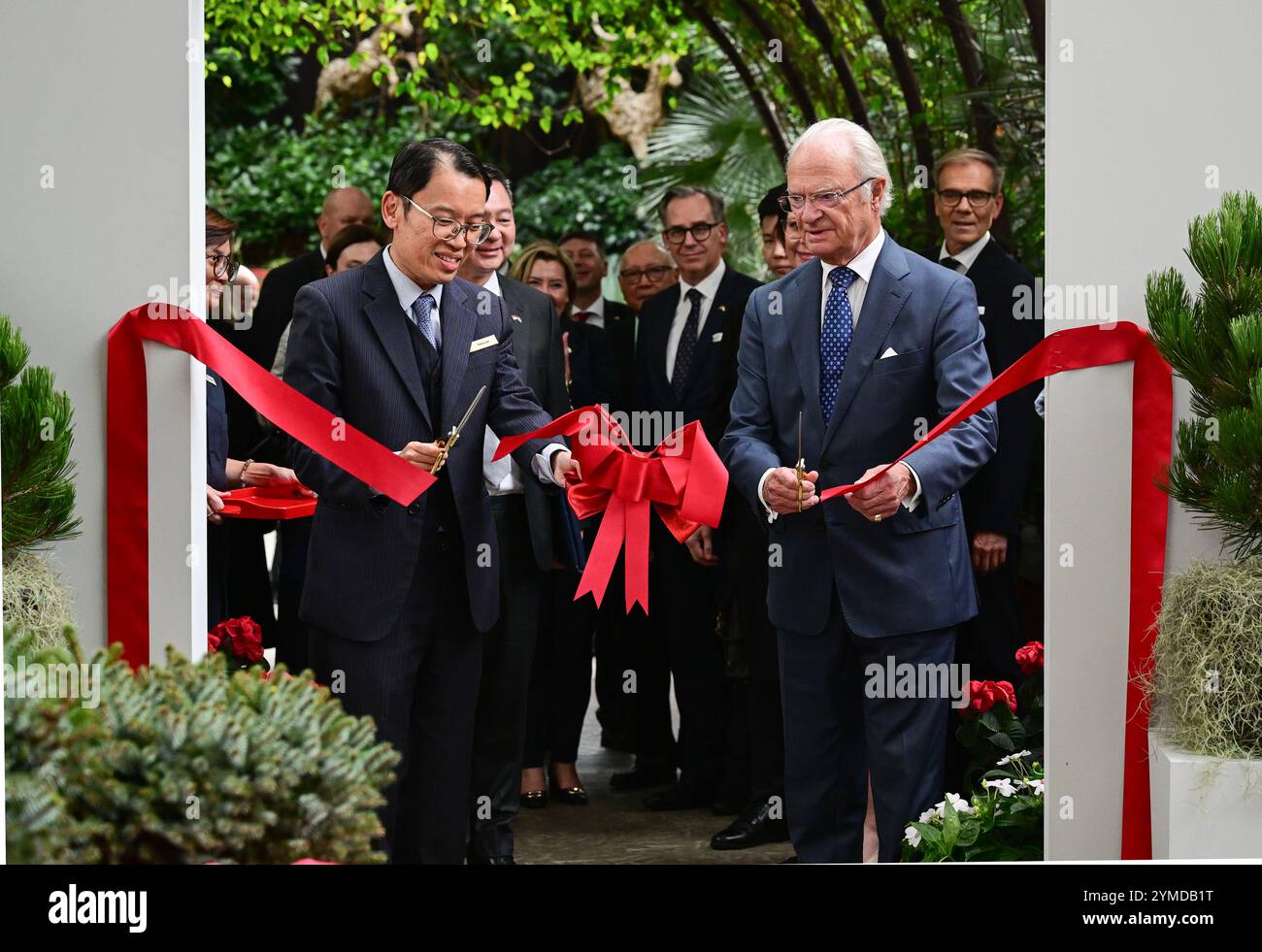 Singapour, Singapour. 21 novembre 2024. Le roi Carl Gustaf a visité Gardens by the Bay et, avec Felix Loh, PDG de Gardens by the Bay, a inauguré l'exposition de Noël de cette année à Singapour le 21 novembre 2024 le roi de Suède est en visite d'État à Singapour du 19 au 21 novembre 2024. Photo : Jonas Ekströmer/TT/code 10030 crédit : TT News Agency/Alamy Live News Banque D'Images