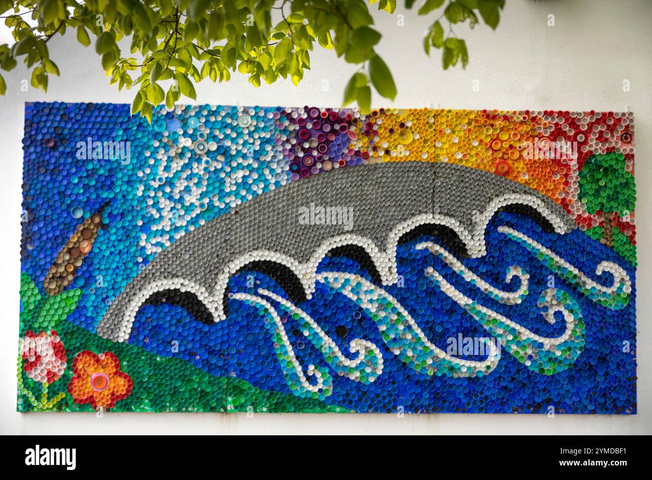 Irlande, comté de Leitrim, Carrick on Shannon, en plastique recyclé bouteille top bridge mosaïque Banque D'Images