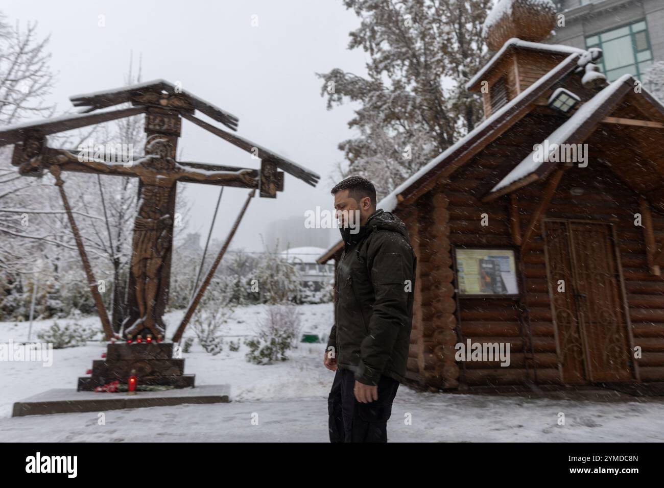 Kiev, Ukraine. 21 novembre 2024. Le président ukrainien Volodymyr Zelenskyy, tient un moment de silence en l'honneur des Ukrainiens morts pendant la Révolution de la dignité dans l'allée des cent héros célestes, le 21 novembre 2024 à Kiev, Ukraine. Près de 100 civils sont morts dans de violents affrontements exigeant la démocratie et la fin du contrôle russe de l'Ukraine. Crédit : Présidence ukrainienne/Bureau de presse présidentiel ukrainien/Alamy Live News Banque D'Images