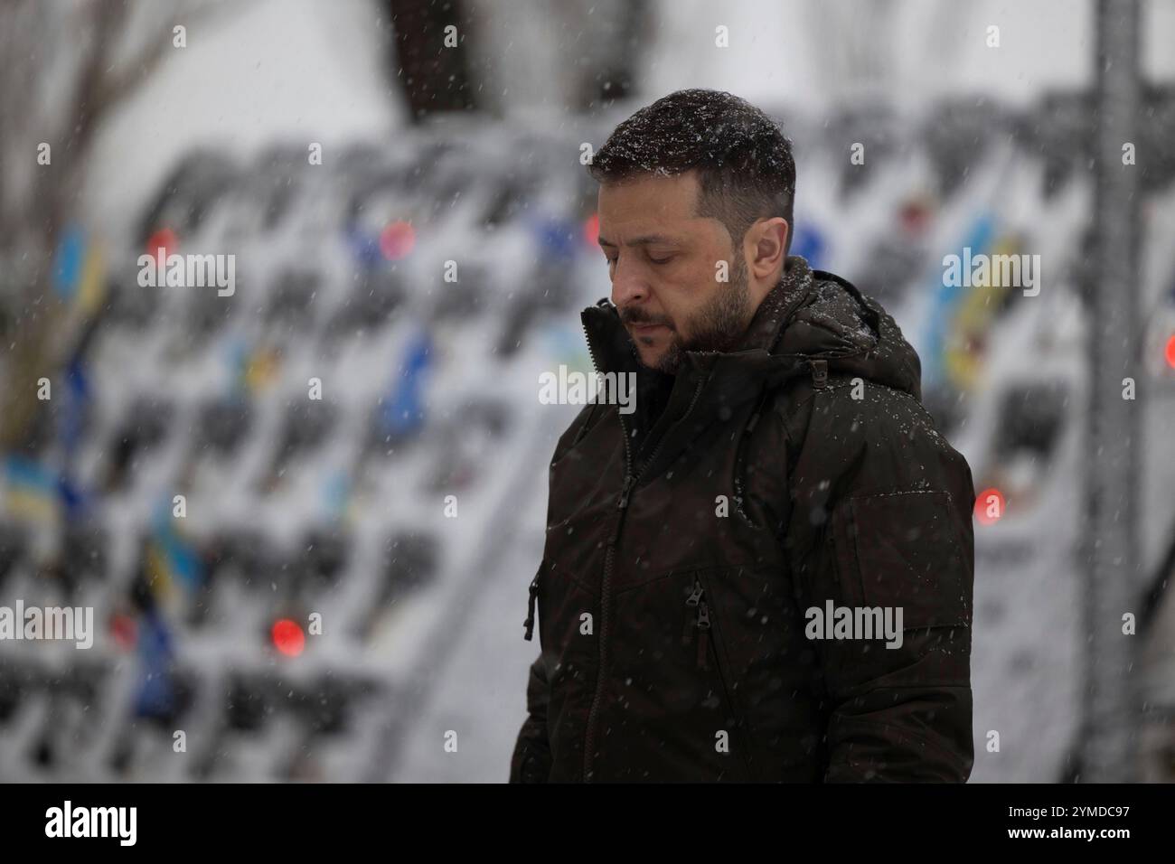 Kiev, Ukraine. 21 novembre 2024. Le président ukrainien Volodymyr Zelenskyy, tient un moment de silence en l'honneur des Ukrainiens morts pendant la Révolution de la dignité dans l'allée des cent héros célestes, le 21 novembre 2024 à Kiev, Ukraine. Près de 100 civils sont morts dans de violents affrontements exigeant la démocratie et la fin du contrôle russe de l'Ukraine. Crédit : Présidence ukrainienne/Bureau de presse présidentiel ukrainien/Alamy Live News Banque D'Images