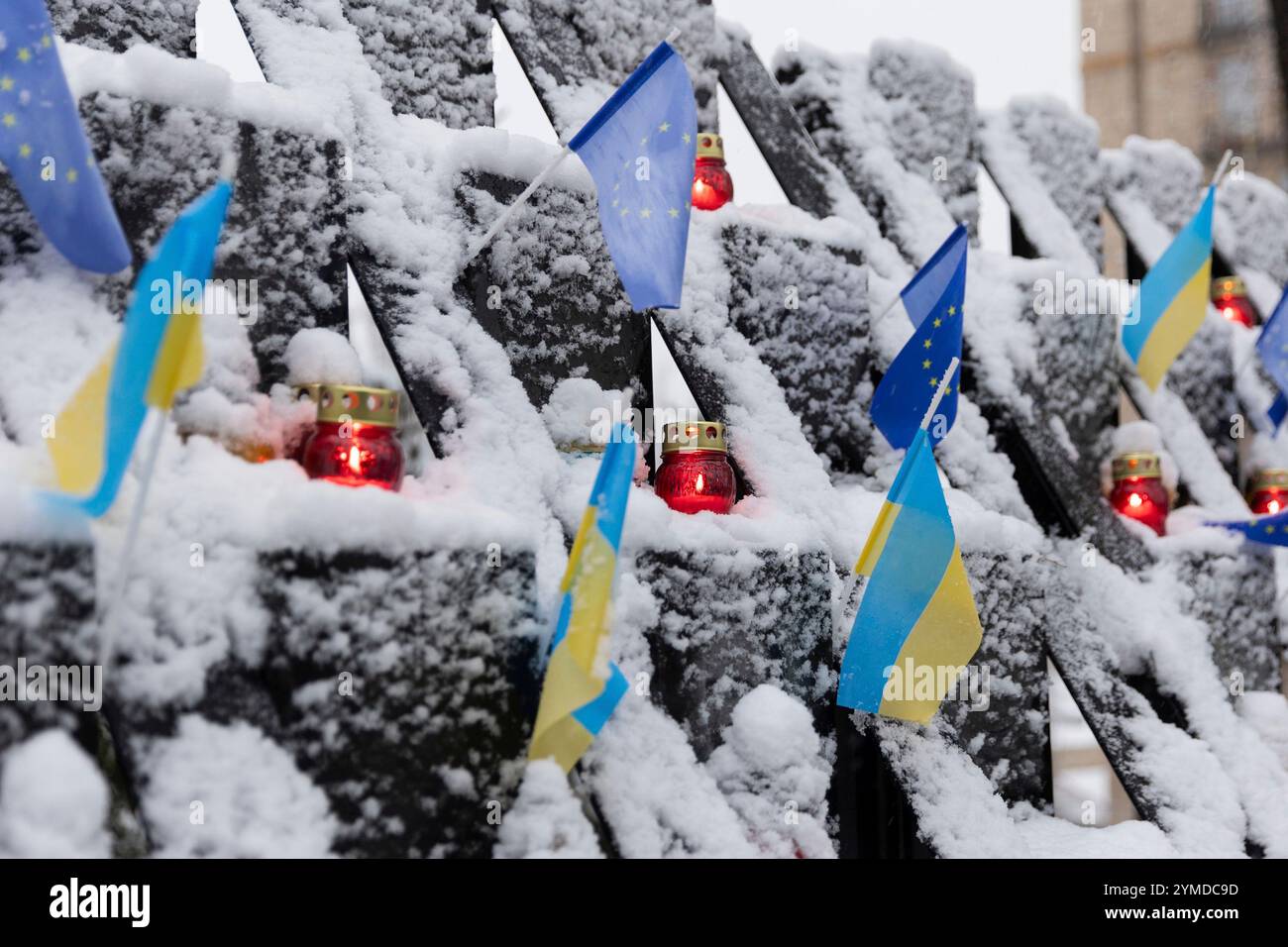 Kiev, Ukraine. 21 novembre 2024. Lampes votives en l'honneur des Ukrainiens morts pendant la Révolution de la dignité dans l'allée des cent héros célestes, le 21 novembre 2024 à Kiev, Ukraine. Près de 100 civils sont morts dans de violents affrontements exigeant la démocratie et la fin du contrôle russe de l'Ukraine. Crédit : Présidence ukrainienne/Bureau de presse présidentiel ukrainien/Alamy Live News Banque D'Images