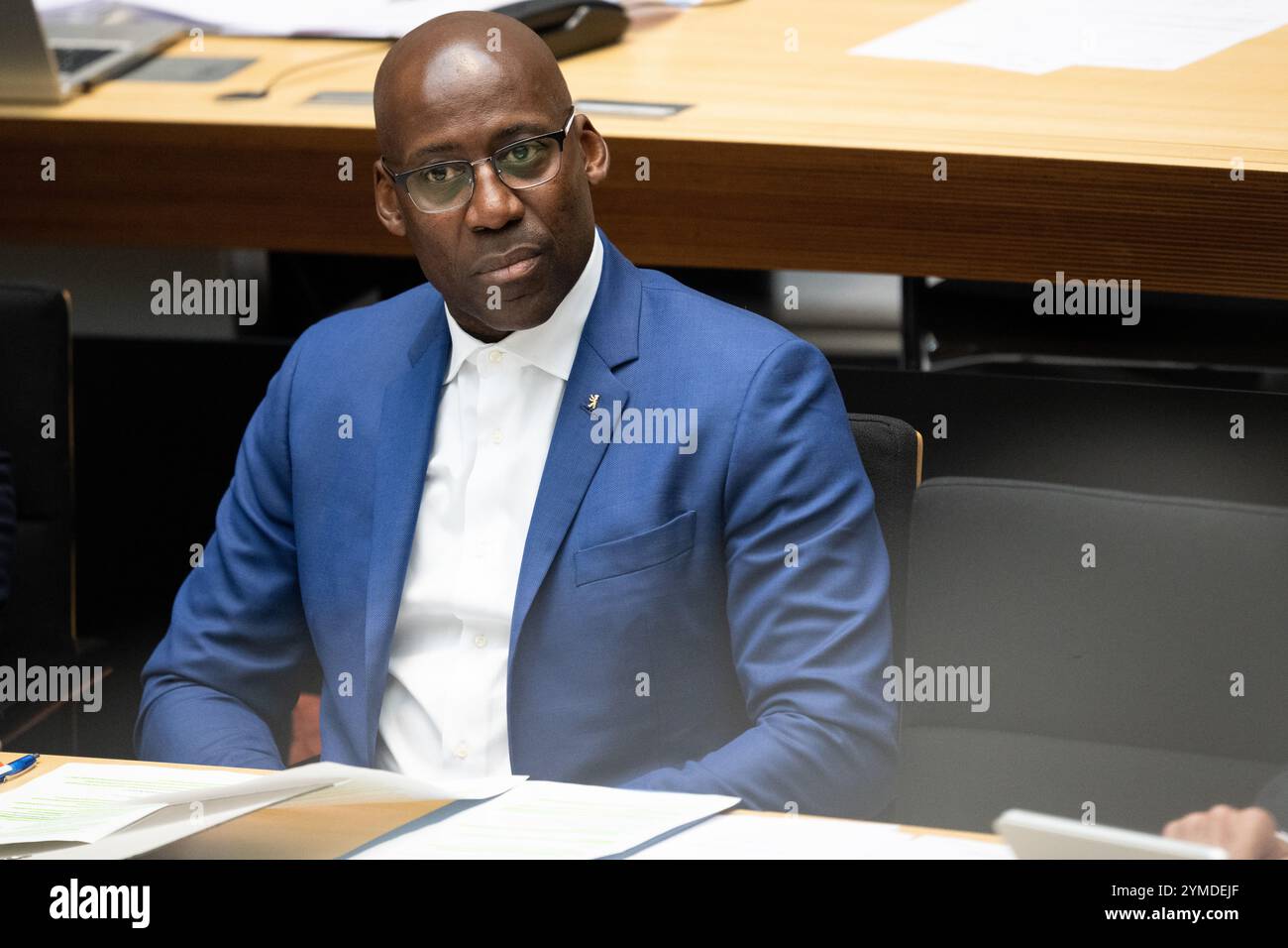 Berlin, Allemagne. 21 novembre 2024. Joe Chialo (CDU), sénateur berlinois pour la culture et la cohésion sociale, participe à la 56e session plénière de la Chambre des représentants de Berlin. Le thème principal est le nouveau budget de l'État de Berlin. Crédit : Sebastian Christoph Gollnow/dpa/Alamy Live News Banque D'Images