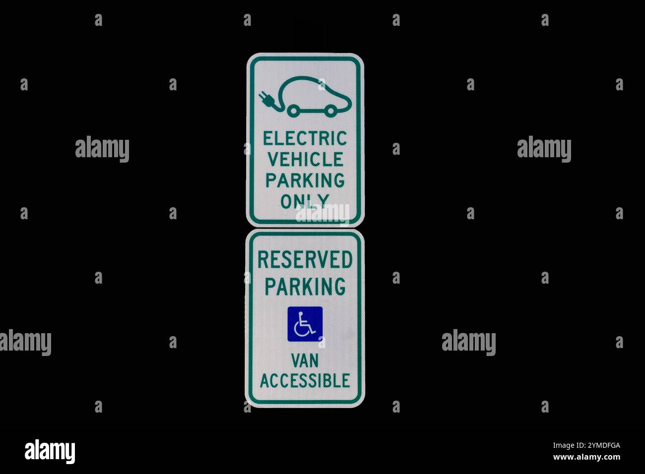 Photo de parking de véhicule électrique seulement réservé parking Van accessible panneau isolé sur fond noir Banque D'Images Photo de parking de véhicule électrique seulement réservé parking Van accessible panneau isolé sur fond noir Banque D'Images