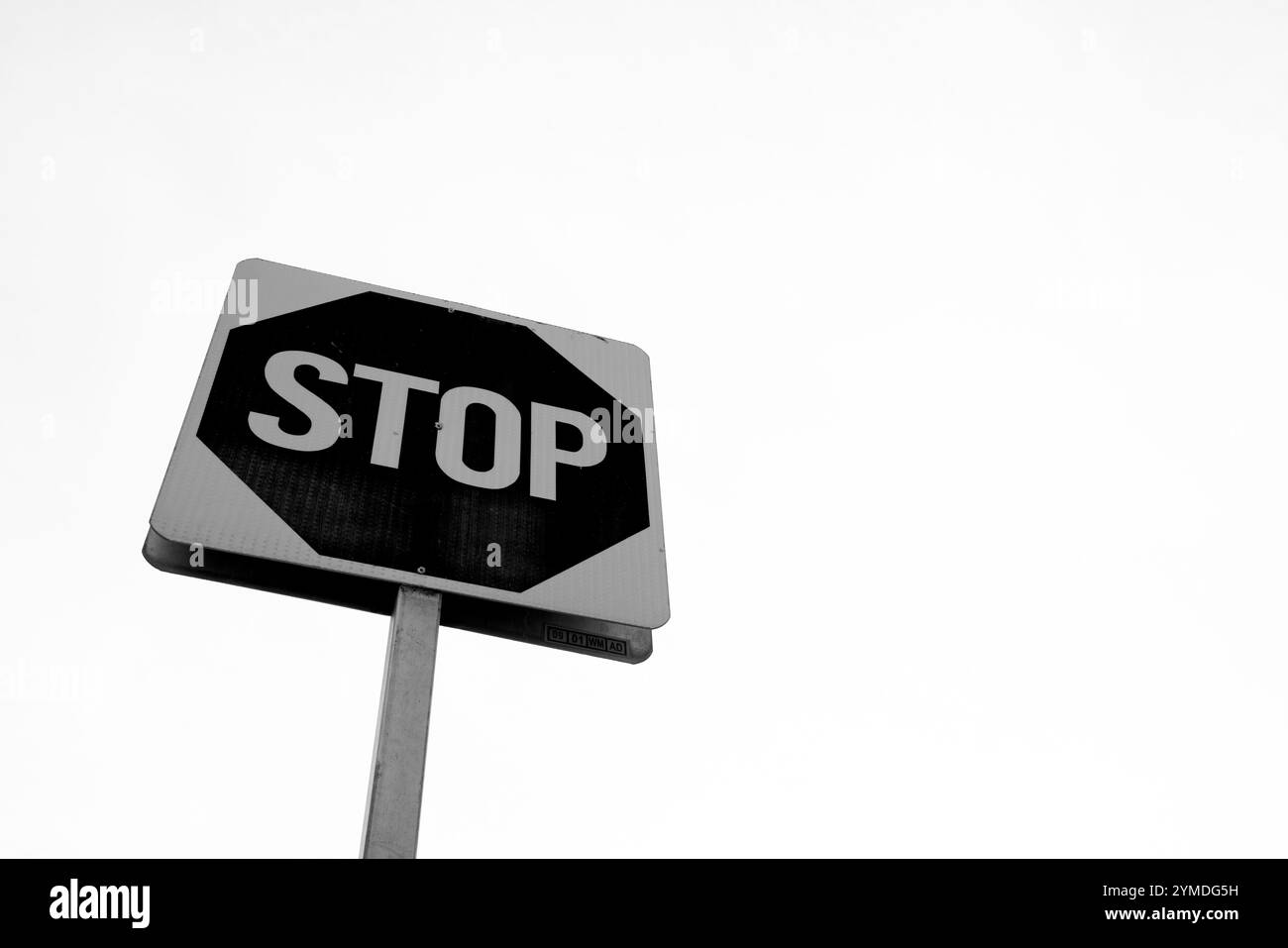 Arrêtez la signalisation sur fond blanc Banque D'Images