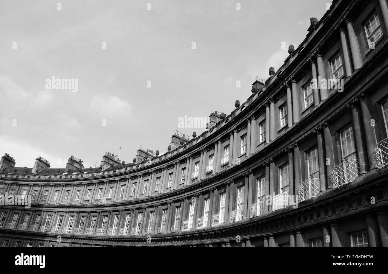 Bath, Somerset, Royaume-Uni. Vue sur la façade des bâtiments Royal Circus, un exemple prééminent de l'architecture géorgienne. Photo historique noir et blanc Banque D'Images