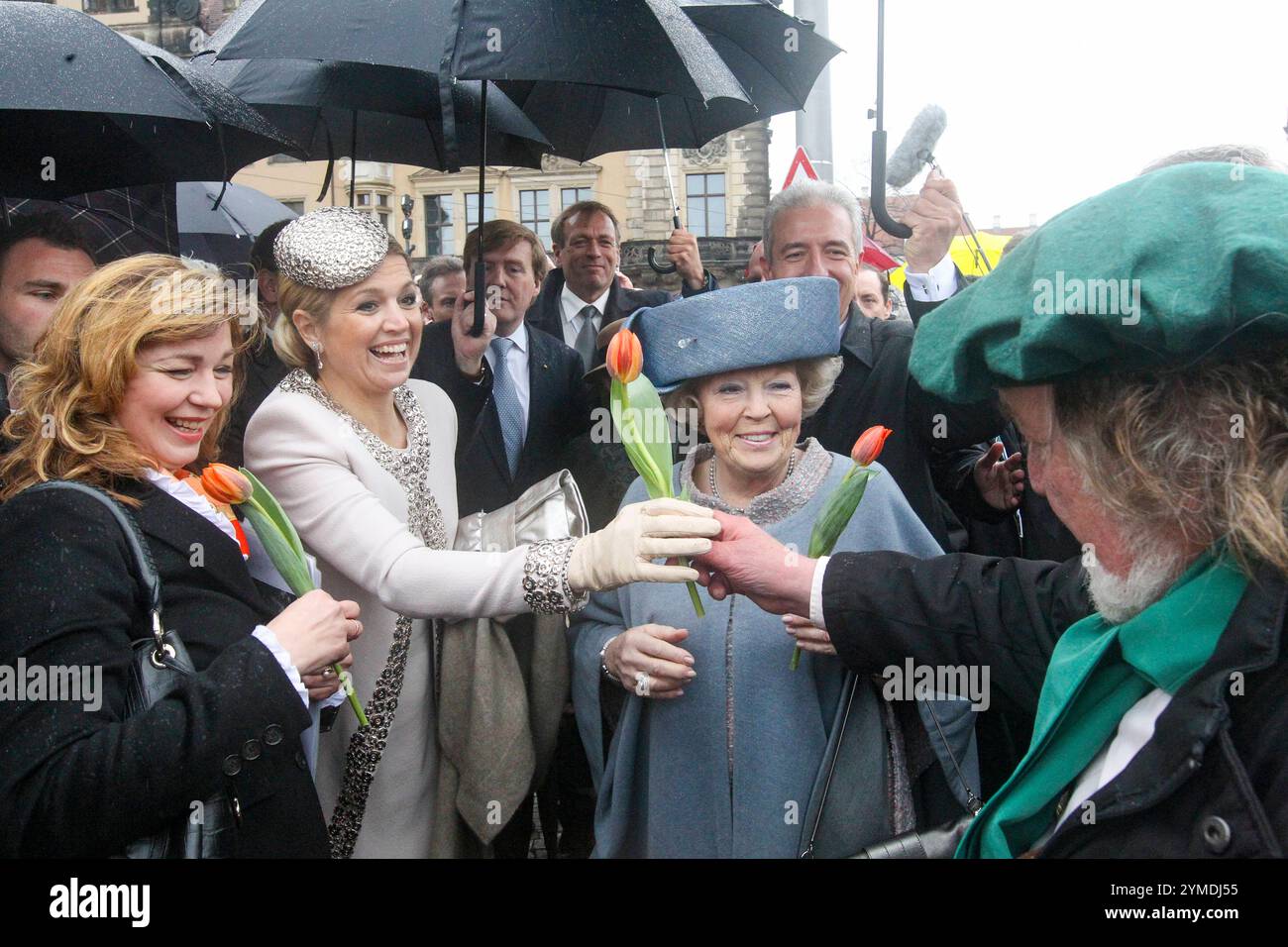 14.04.2011, Deutschland, Sachsen, Dresden, auf ihrer mehrtägigen Deutschlandreise Hat die niederländische Königin Beatrix 73, 2.v.r. am Donnerstag Dresden besucht, hier überreicht der Dresdner Leierkastenmann Jochen Schalk, rechts, auf dem Theaterplatz eine Tulpe an Maxima 73, der Ehefrau von Kronprinz Willem-Alexander *** 14 04 2011, Allemagne L'épouse du prince héritier Willem Alexander, sur le Theaterpl Banque D'Images