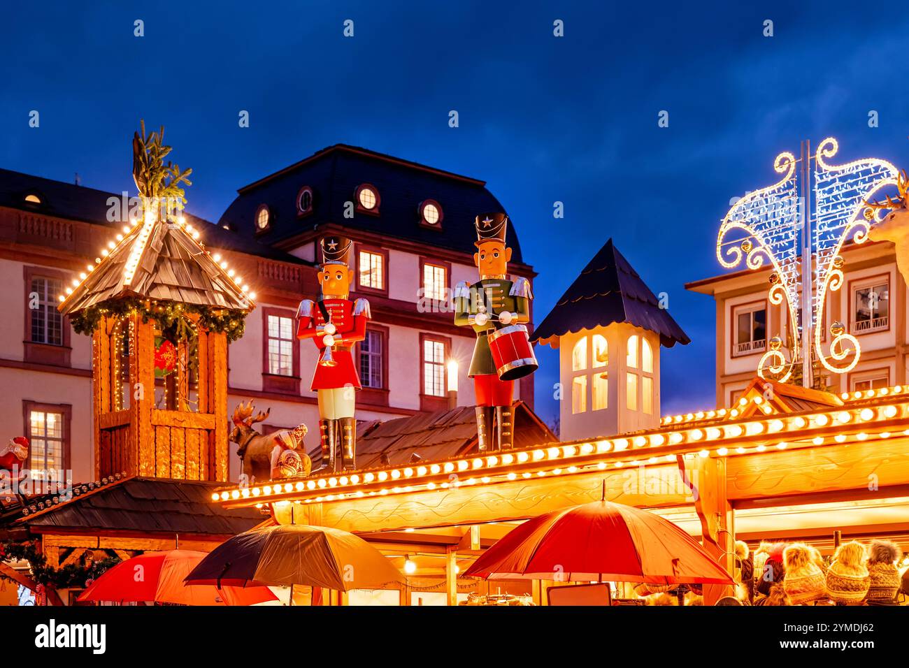 Jolie décoration de noël au marché de noël de Darmstadt, Allemagne Banque D'Images