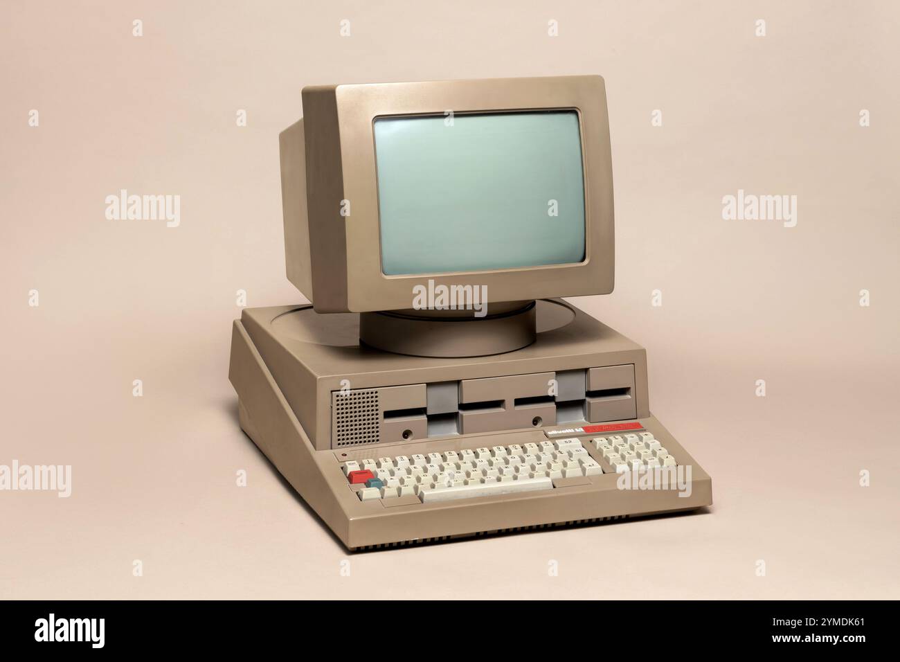 Pavie, Lombardie, Italie - 12 octobre 2024 : Olivetti L1 M20 BC, un ordinateur basé sur Zilog Z8000 de 1982 présenté au Ctrl+Alt Museum, avec un système d'exploitation non standard Banque D'Images