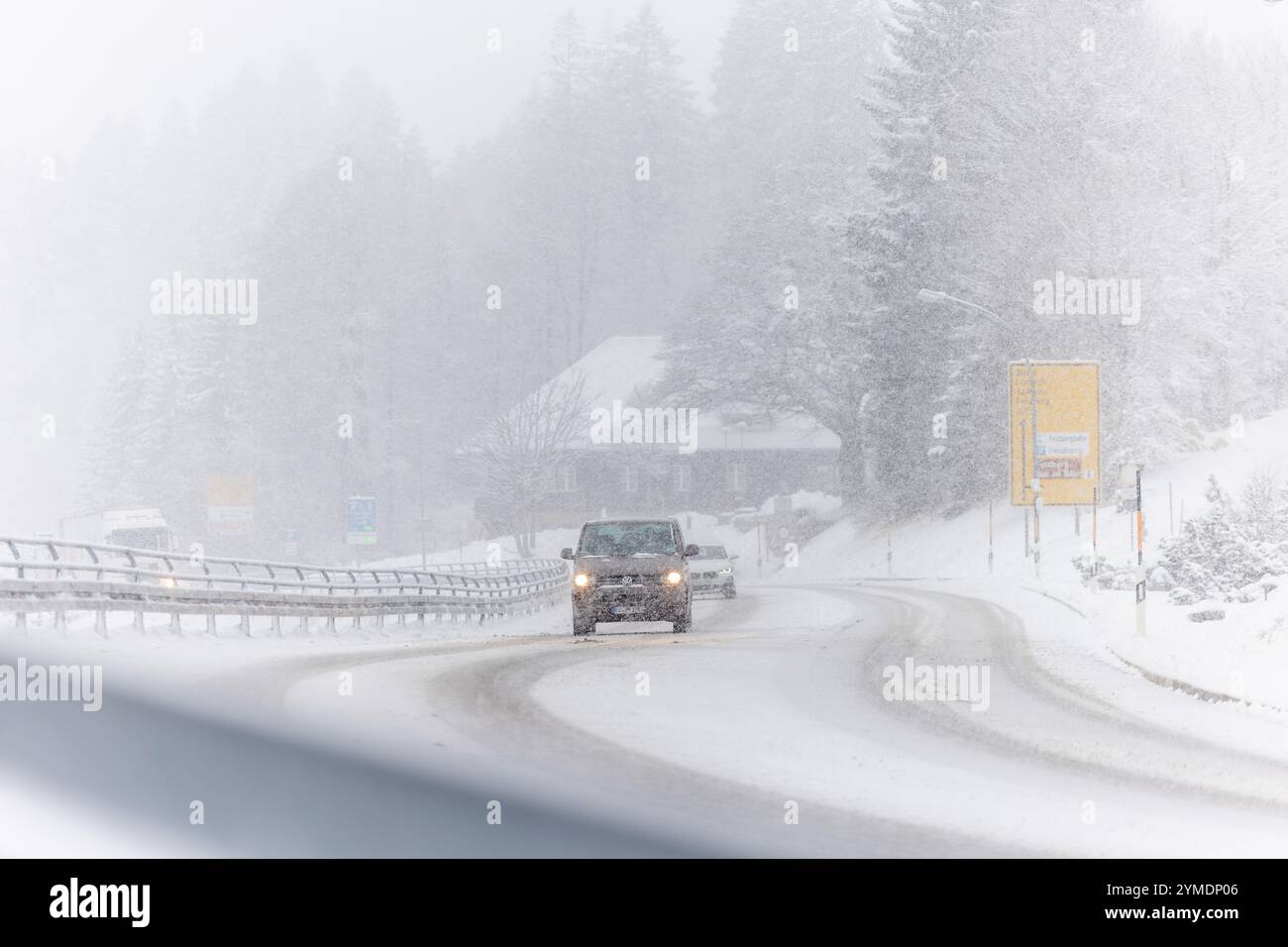 Feldberg, Allemagne. 21 novembre 2024. Les voitures roulent dans la neige abondante sur la Bundesstraße 317 près de Feldberg. Selon le service météorologique allemand, de nouvelles chutes de neige affecteront principalement les régions les plus élevées du pays. De fortes chutes de neige de 15 à 25 centimètres sont attendues sur le Haut Rhin et dans le Allgäu, et jusqu'à 30 centimètres de neige fraîche dans les zones encombrées du sud de la Forêt Noire - un avertissement officiel de tempête est donc en vigueur ici. Des routes glissantes généralisées sont attendues, dans le nord localement en raison du gel. Crédit : Philipp von Ditfurth/dpa/Alamy Live News Banque D'Images