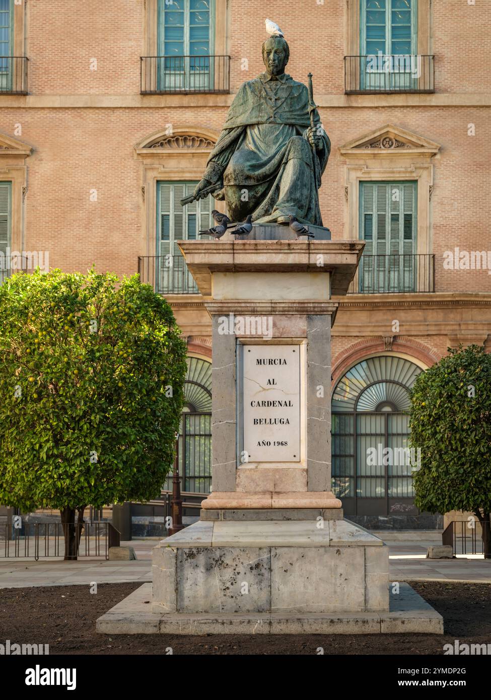 La statue du Cardinal Belluga, Plaza del Cardinal Belluga, Murcie. Ordonné à l'âge de 14 ans, Luis Antonio traverse l'église pour devenir plus tard cardinal Bell Banque D'Images