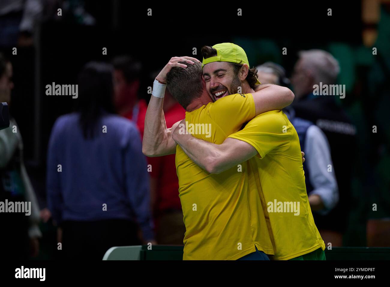 Lleyton Hewitt, capitaine de l'équipe australienne (G) et Jordan Thompson (d) de l'équipe australienne célèbre la victoire lors des quarts de finale de la Coupe Davis 8 double match Martin Carpena Arena. Banque D'Images