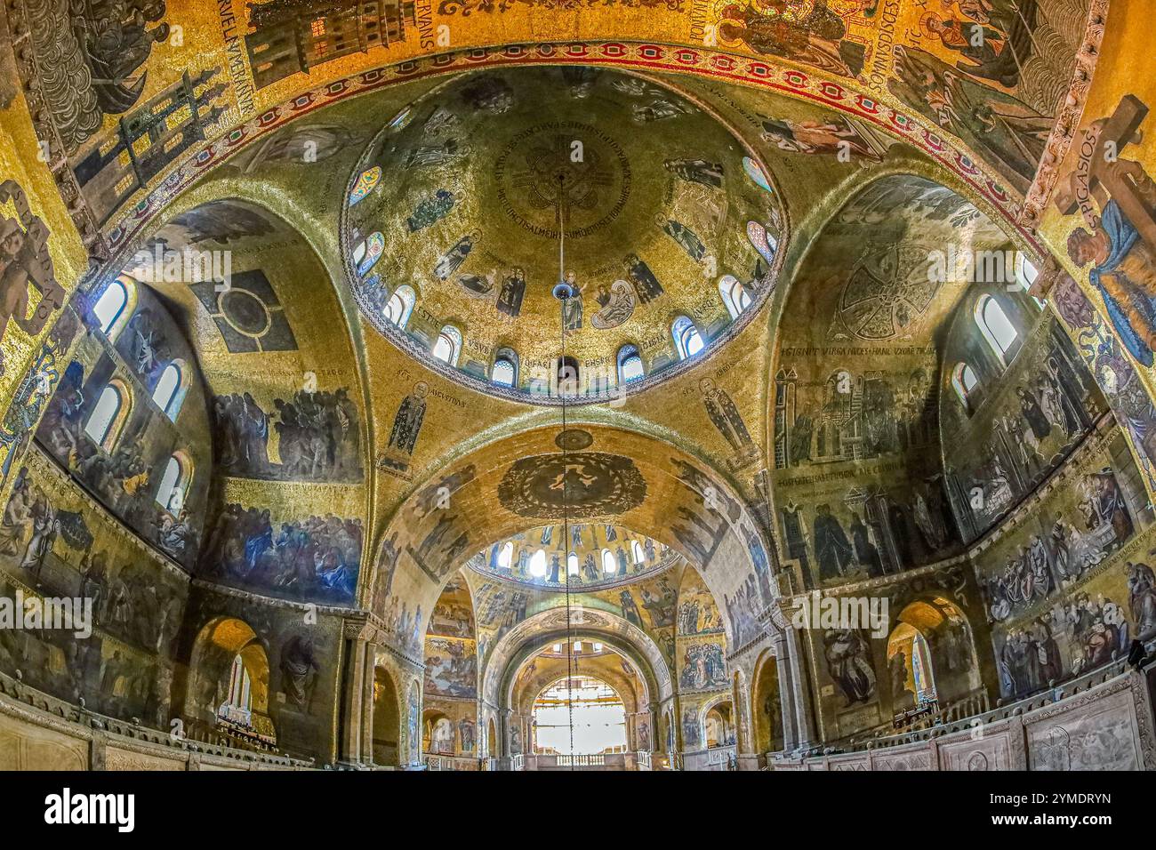 VENISE, ITALIE - 17 MARS 2023 : intérieur de la cathédrale patriarcale médiévale Basilique Saint-Marc (Basilica Cattedrale Patriarcale di San Marco), Banque D'Images