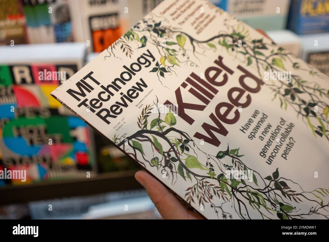 Un lecteur choisit le dernier numéro de MIT Technology Review, un magazine bimensuel publié par le Massachusetts Institute of Technology, dans une librairie... Banque D'Images