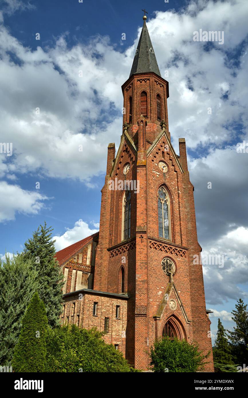 Église historique avec un clocher en briques rouges à Lubniewice, Pologne Banque D'Images