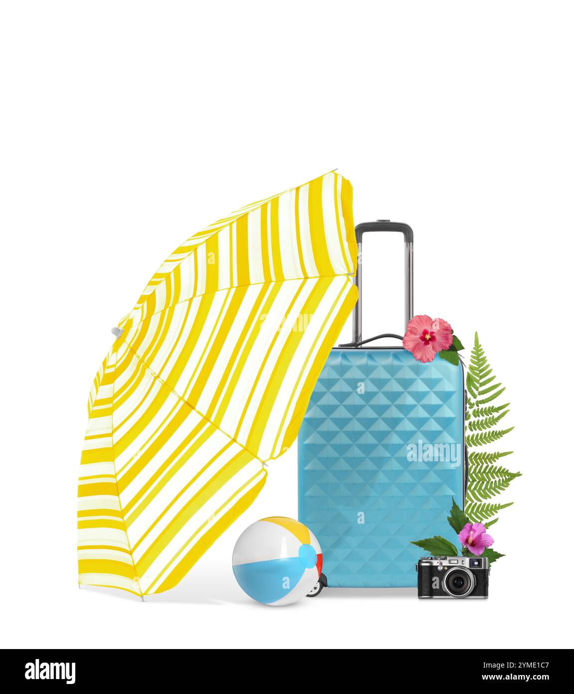 Valise de voyage bleu clair, parasol et balle de plage, appareil photo, feuilles tropicales et fleurs sur fond blanc Banque D'Images