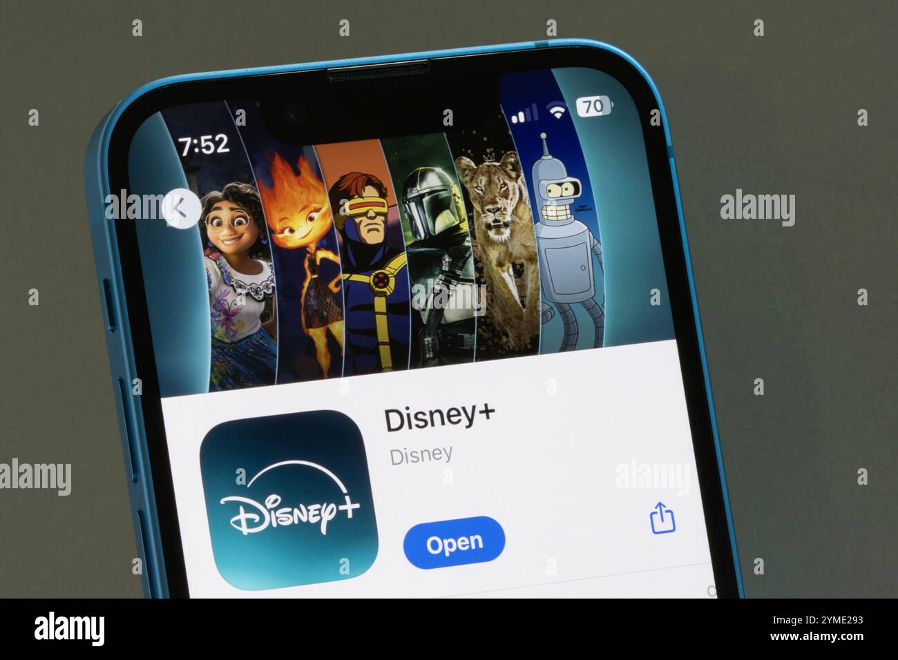 L'application Disney plus s'affiche dans l'App Store sur l'écran d'un iPhone. Banque D'Images
