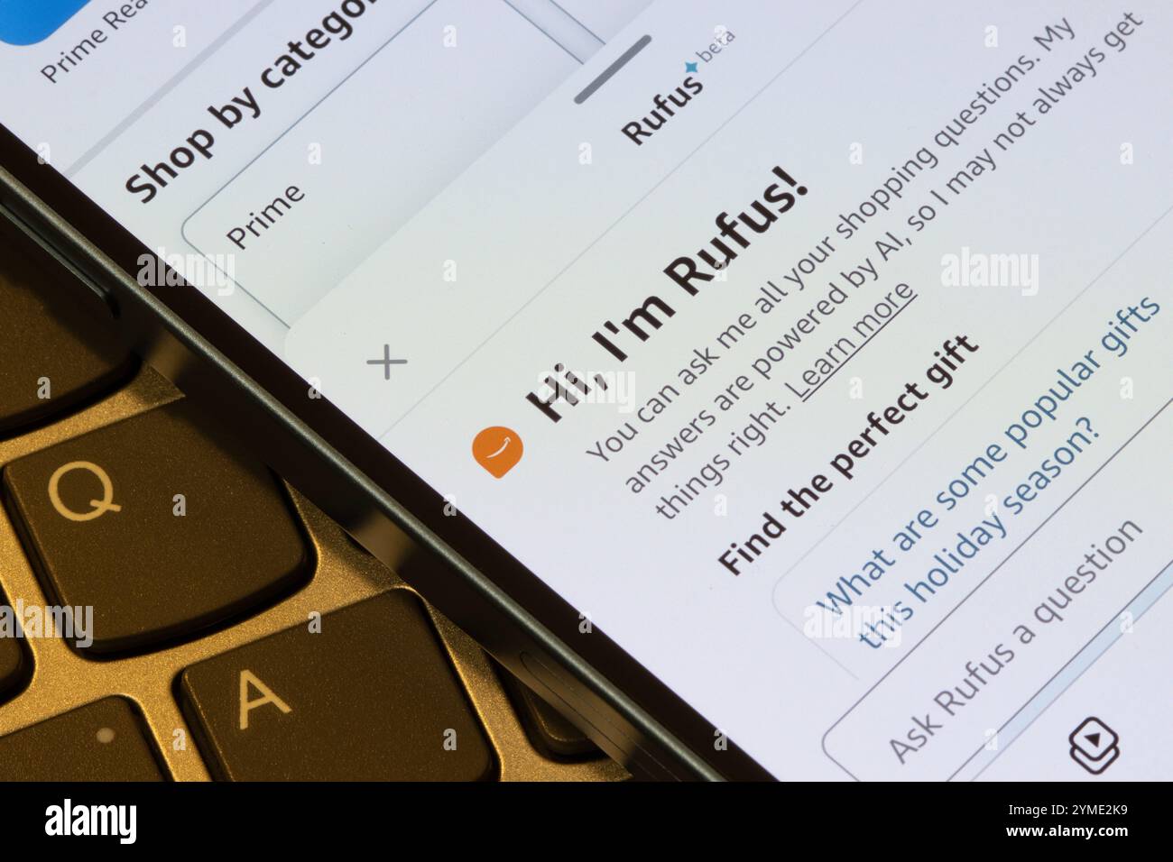 Amazon lance Rufus, un nouvel assistant d’achat conversationnel génératif alimenté par IA, en version bêta, vu depuis son application mobile sur iPhone. Banque D'Images