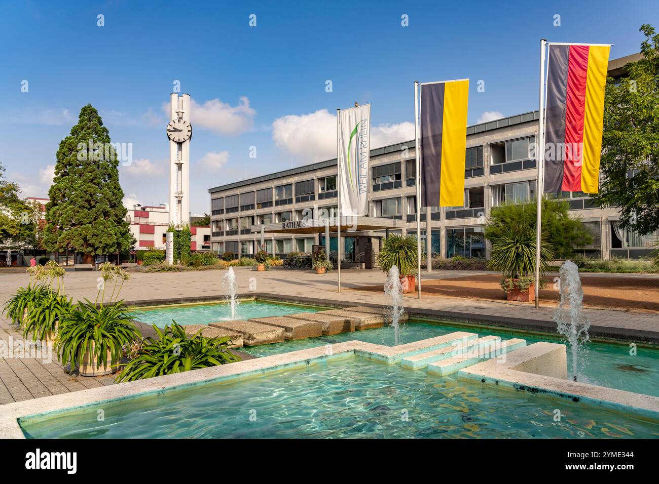 Brunnen vor dem Rathaus in Weil am Rhein, Baden-Württemberg, Deutschland | Fontaine à l'Hôtel de ville de Weil am Rhein, Baden-Württemberg, Allemagne, eu Banque D'Images