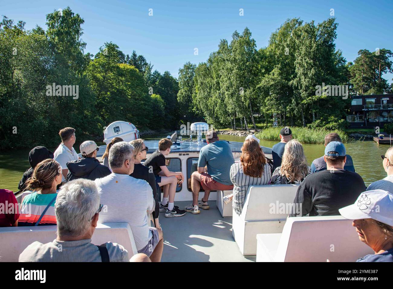 Les passagers sur un pont de l'archipel finlandais du FRS se dirigent vers le canal de Laajasalo à Helsinki, en Finlande Banque D'Images
