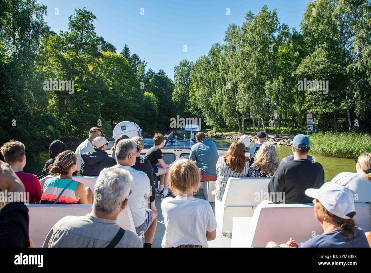 Les passagers sur le pont supérieur de l'archipel oriental du FRS Finlande se dirigent vers le canal de Laajasalo à Helsinki, en Finlande Banque D'Images