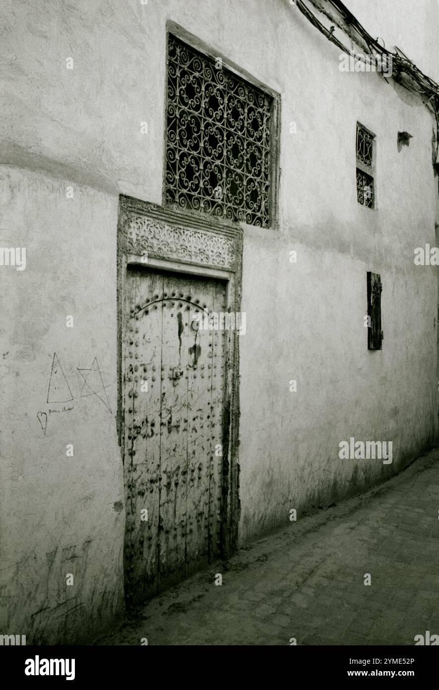 Porte du Riad dans le souk de Marrakech au Maroc dans le Maghreb en Afrique du Nord Banque D'Images