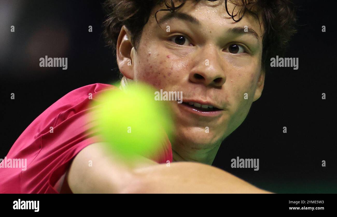 Malaga, Espagne. 21 novembre 2024. Ben Shelton, des États-Unis, en action lors de son match de double contre Jordan Thompson et Matthew Ebden, d'Australie, lors des quarts de finale de la Coupe Davis 2024, au Palacio de Deportes Jose Maria Martin Carpena Arena à Malaga. Crédit : Isabel Infantes/Alamy Live News Banque D'Images