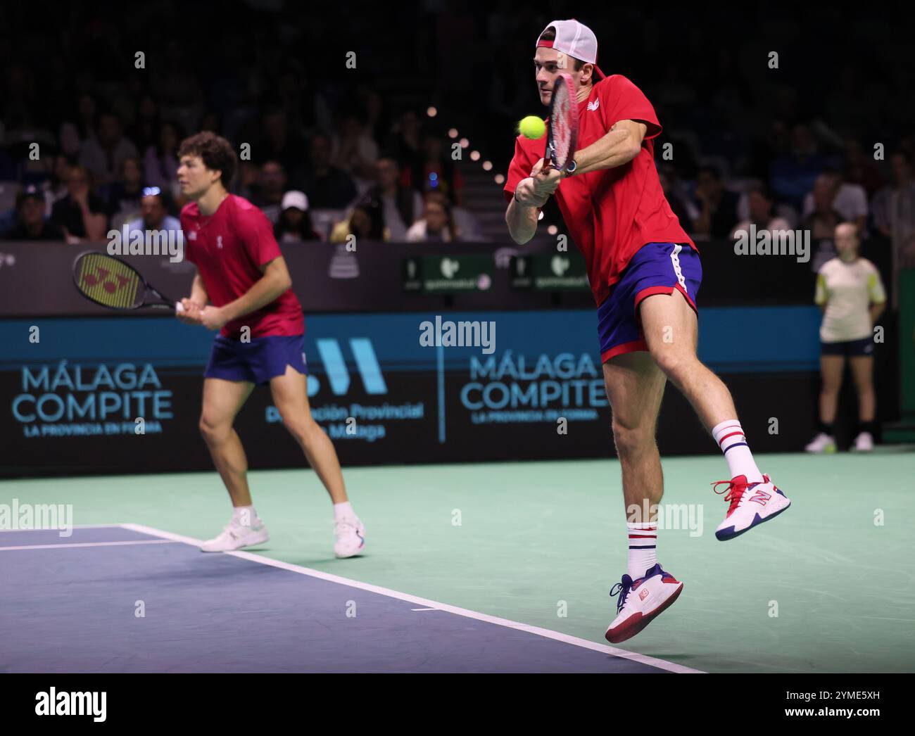 Malaga, Espagne. 21 novembre 2024. (De gauche à droite) Ben Shelton et Tommy Paul, des États-Unis, en action lors de leur match de double contre Jordan Thompson et Matthew Ebden, d'Australie, lors des quarts de finale de la Coupe Davis 2024, au Palacio de Deportes Jose Maria Martin Carpena Arena à Malaga. Crédit : Isabel Infantes/Alamy Live News Banque D'Images