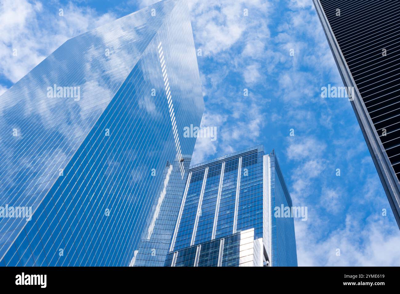 Vous cherchez des immeubles de bureaux modernes de grande hauteur avec un ciel bleu en arrière-plan. New York, États-Unis Banque D'Images