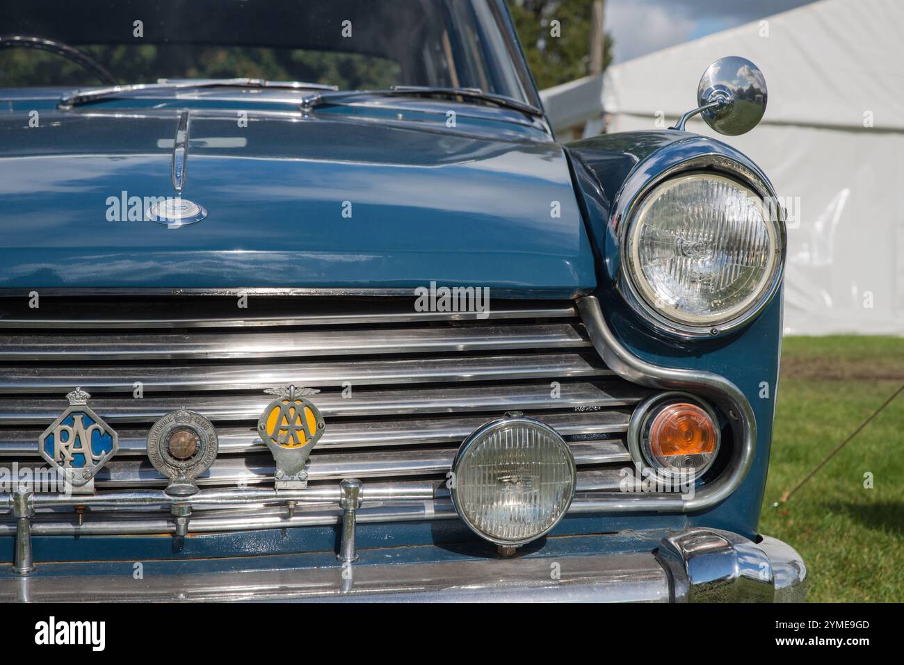 Une vue de face d'une Morris Oxford bleue de 1966 avec feu antibrouillard et badges club pour RAC et AA Banque D'Images
