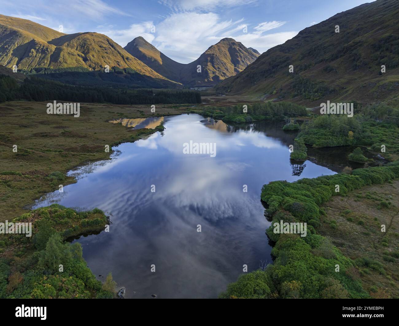 Montagnes reflétées dans le lac, lumière du matin, ensoleillé, automne, vue aérienne, Lochan URR, Glen Etive, Highlands écossais, Écosse, Grande-Bretagne Banque D'Images