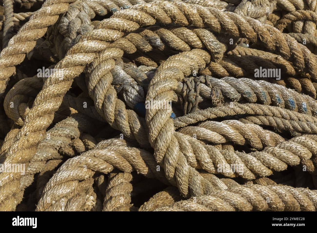 Gros plan de vieilles cordes enroulées de taille mixte sur le sol, Port de Gruz, Dubrovnik, Croatie, Europe Banque D'Images