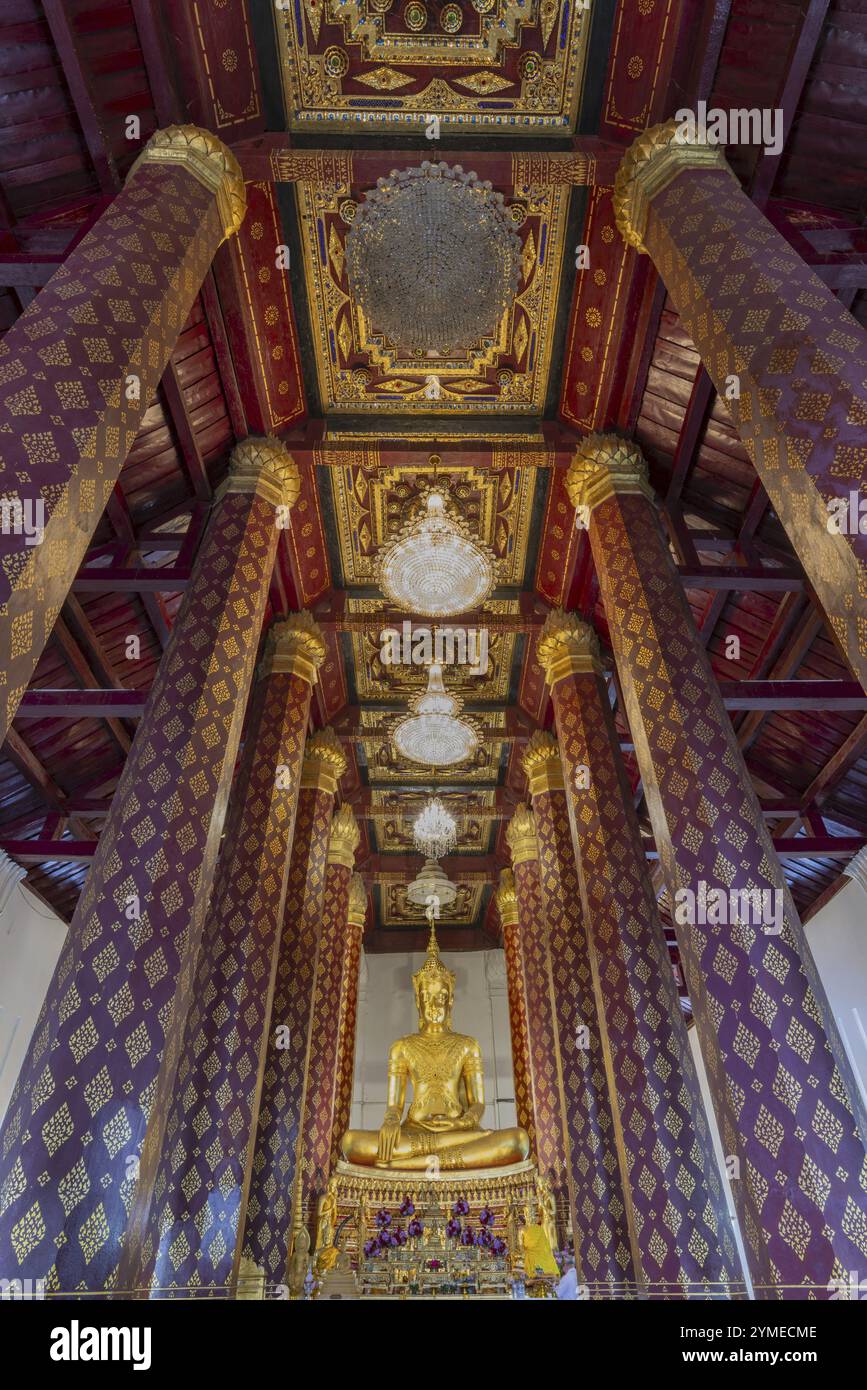 Statue de Bouddha doré, Phra Phuttha Nimit, et plafond à caissons dans l'ubosot de Wat Na Phra Men, également Wat Na Phra Meru, un complexe de temples bouddhistes, Wat Banque D'Images
