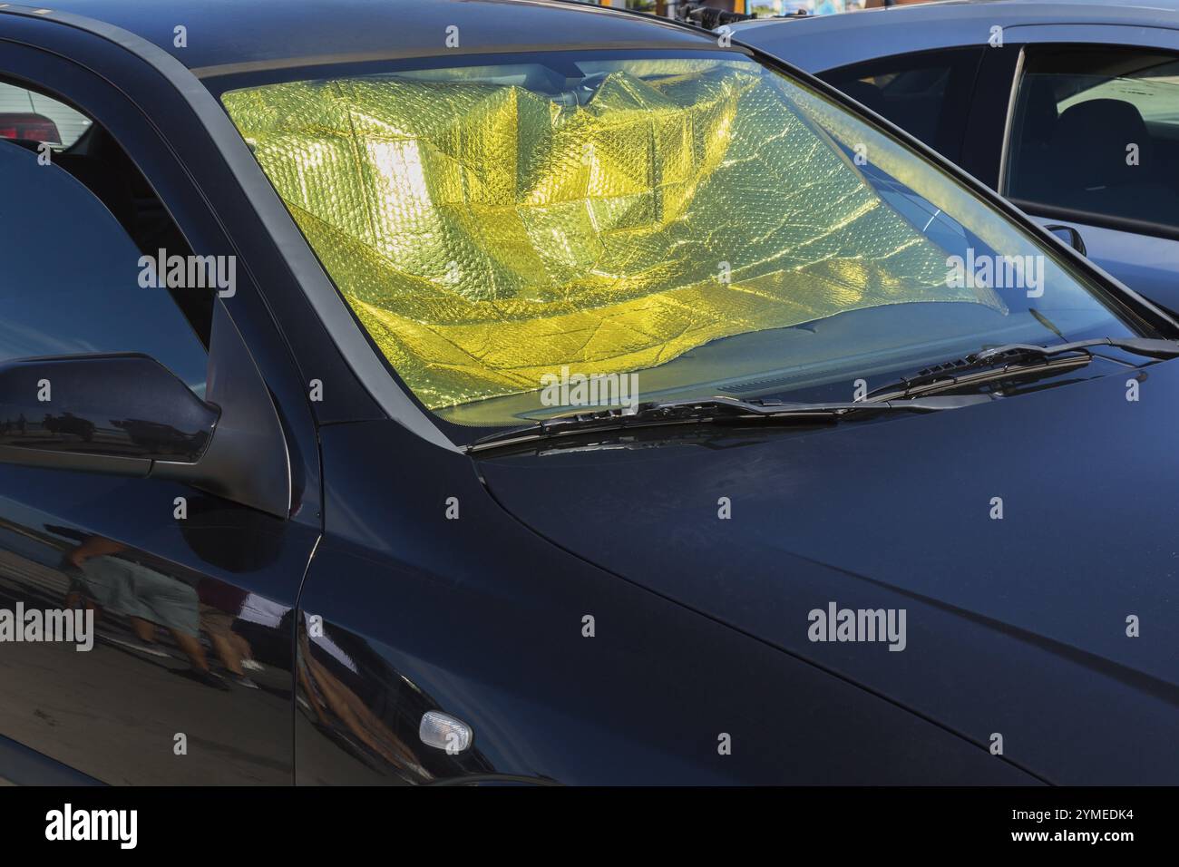 Intérieur de voiture protégé contre l'accumulation de chaleur avec pare-soleil en aluminium pliable et fenêtre ouverte du côté passager en été, Sibenik, Croatie Banque D'Images