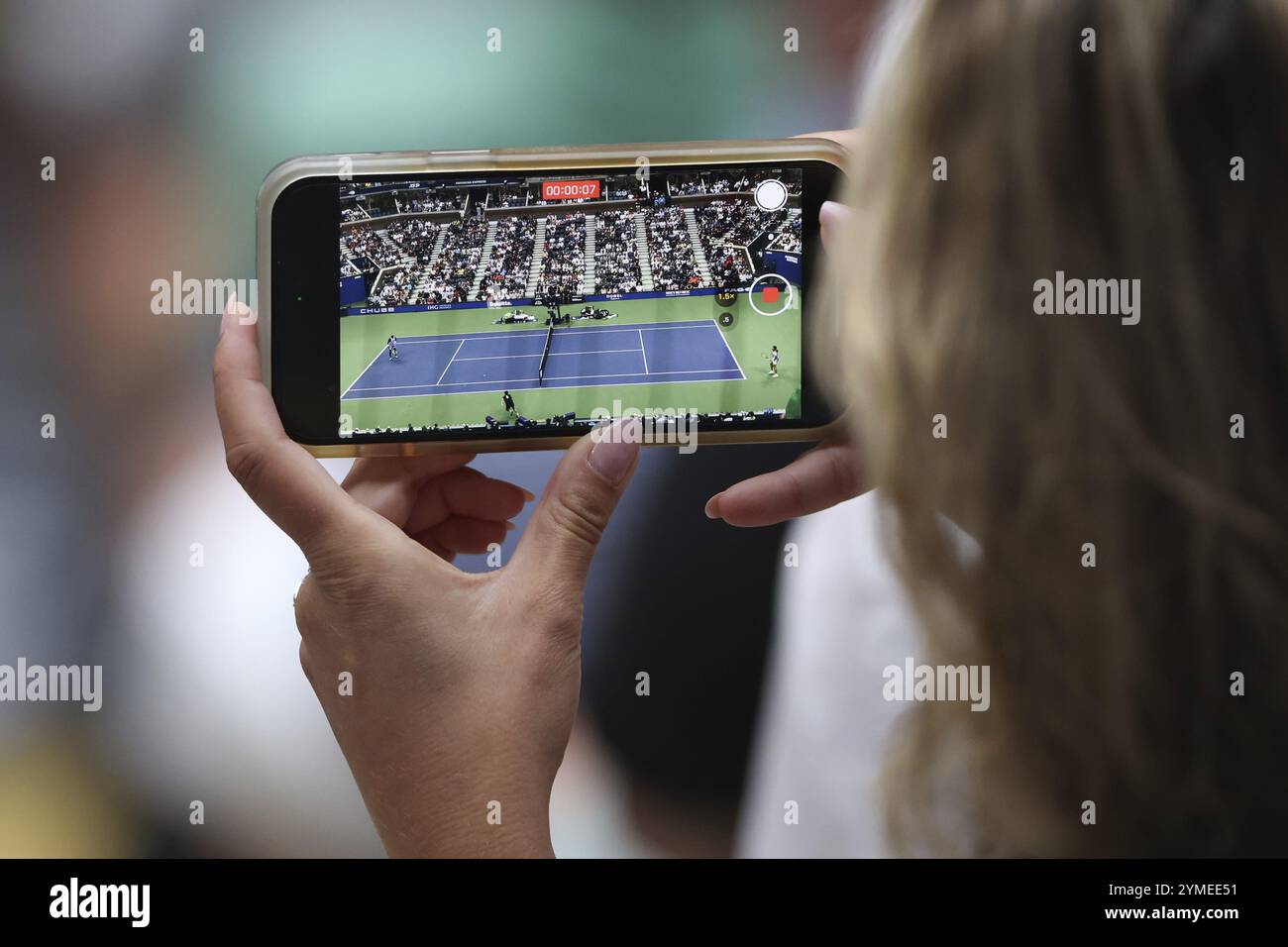 Spectateur enregistrant un match de tennis avec le téléphone portable sur Arthur Ashe Stadium lors d'un match aux US Open 2024 Championships, Billie Jean King Tennis Banque D'Images Spectateur enregistrant un match de tennis avec le téléphone portable sur Arthur Ashe Stadium lors d'un match aux US Open 2024 Championships, Billie Jean King Tennis Banque D'Images