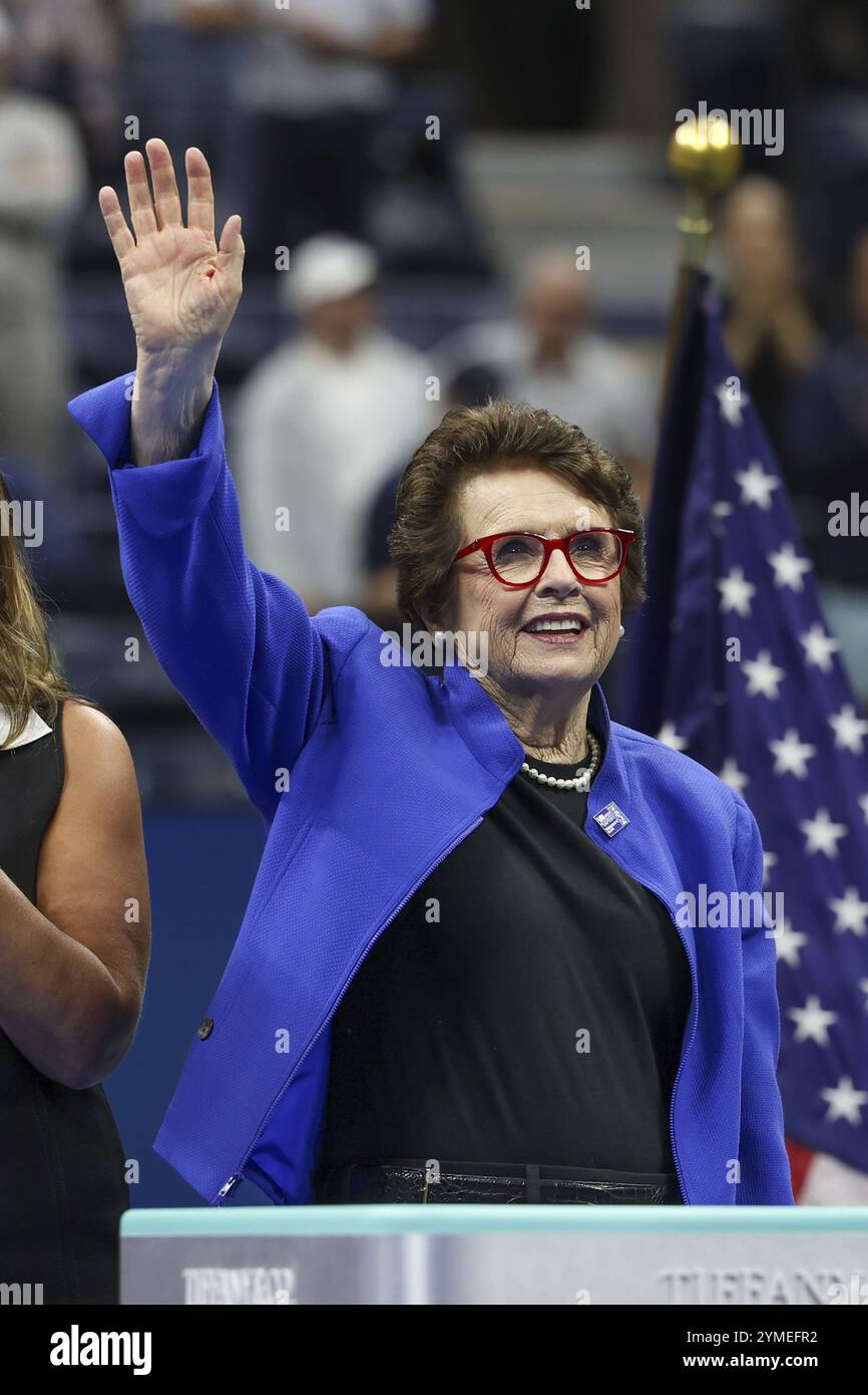 Billie Jean King, légende du tennis, fait des vagues lors de la remise du trophée en simple féminin aux US Open 2024 Championships, Billie Jean King Tennis Center Banque D'Images