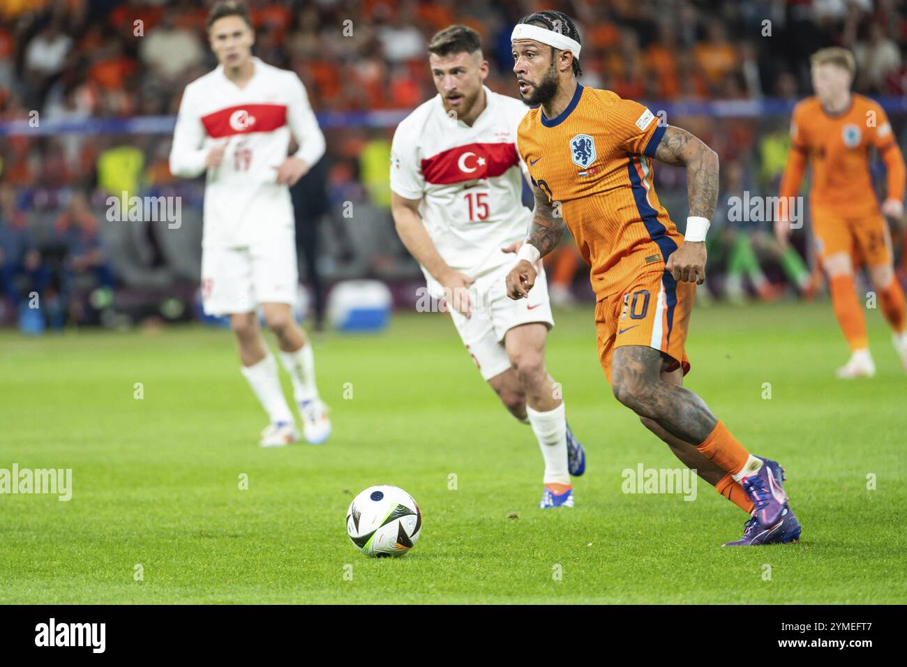 BERLIN, ALLEMAGNE - 6 JUILLET 2024 : match quart de finale de l'Euro 2024 Nederlands vs Turquie (Turkiye) 2:1. En action Memphis Depay. Banque D'Images