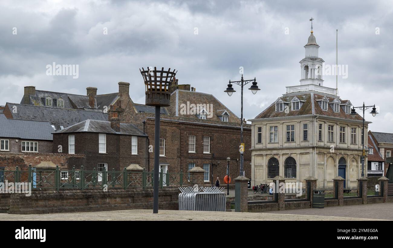 KINGS LYNN, NORFOLK, ROYAUME-UNI, 9 JUILLET. Vue du bâtiment des douanes à Kings Lynn, Norfolk, Royaume-Uni, le 09 juillet 2024. Deux personnes non identifiées Banque D'Images