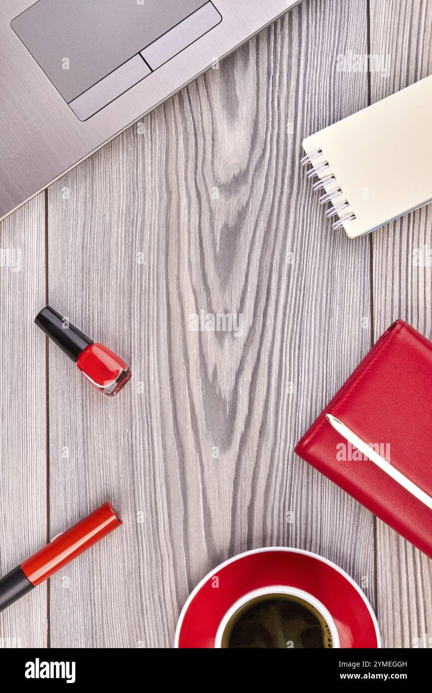 Bureau de bureau avec vue de dessus avec accessoires de maquillage rouges. Bureau blanc avec espace photocopie Banque D'Images