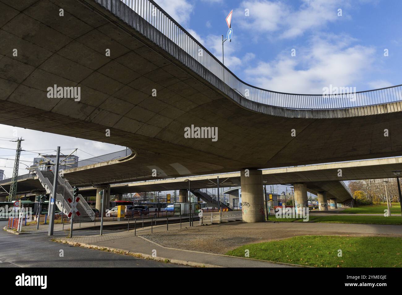 Pont Budapester Strasse, la structure est de la même période de construction que le pont Carola et est maintenant en cours d'examen approfondi. Dresde, S. Banque D'Images