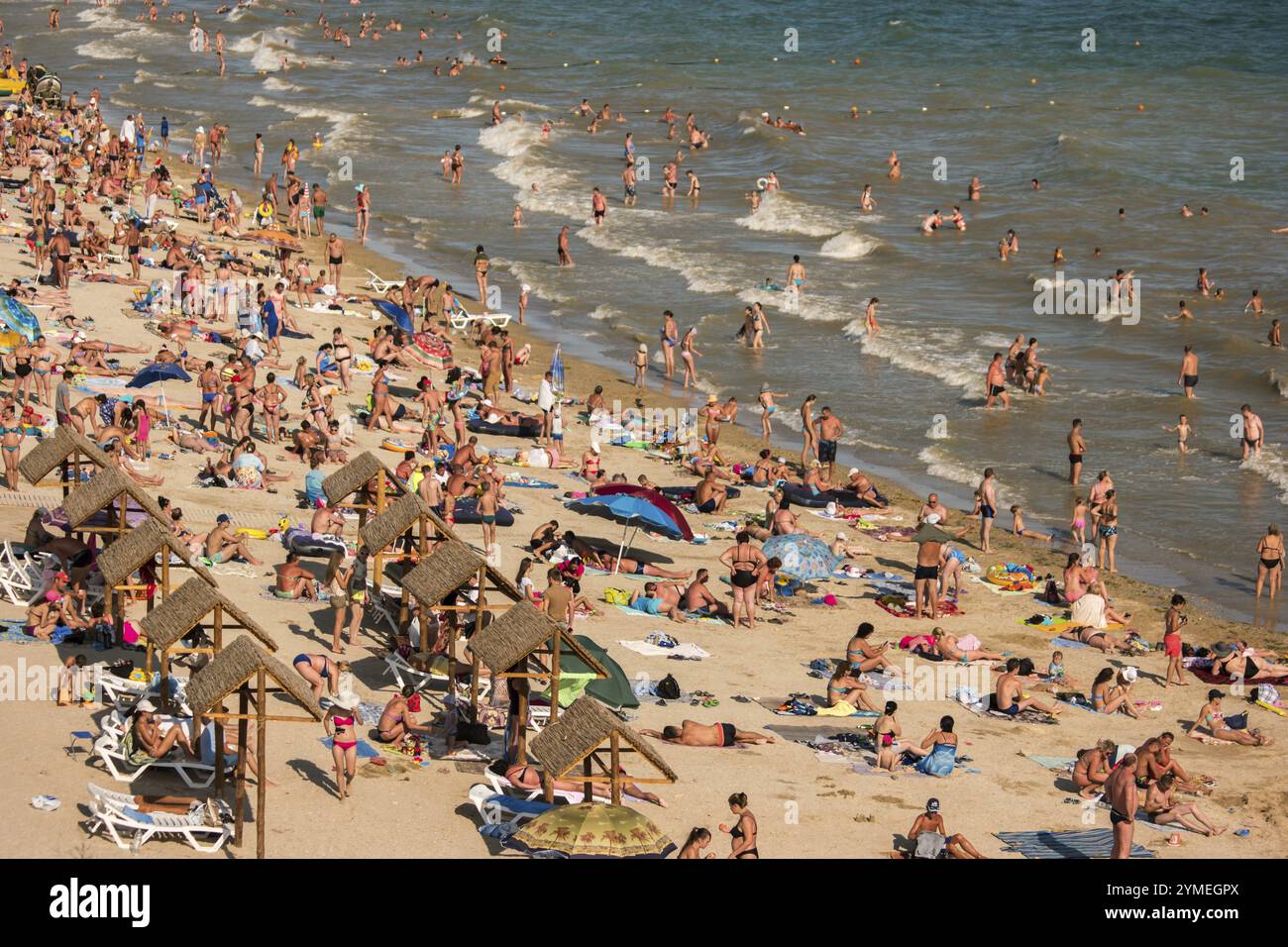 10.08.2016, Odessa, Ukraine. Foule sur la plage. Les gens dans la mer. Profitez des vagues chaudes. Pourquoi nous aimons l'été Banque D'Images