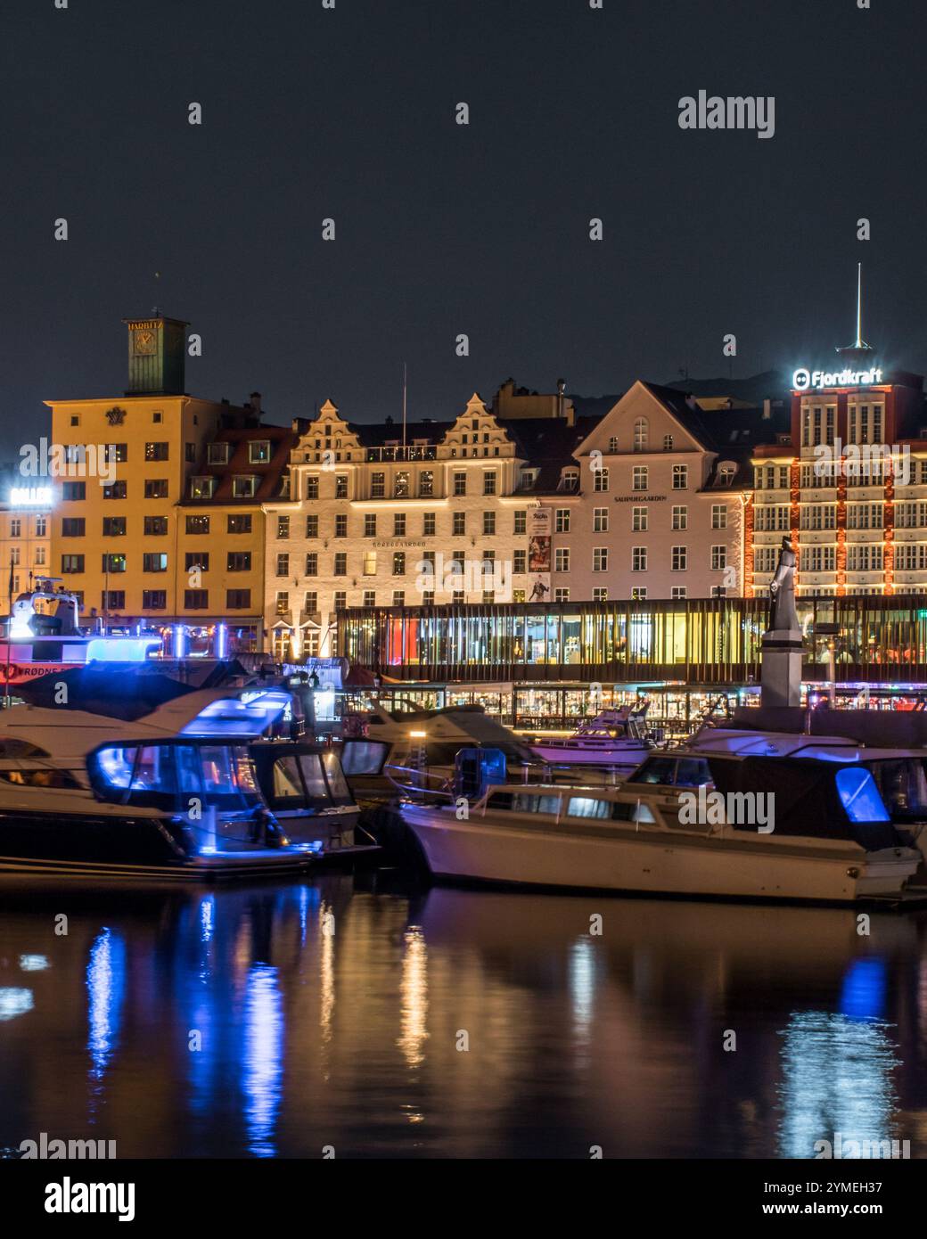 Paysages de la ville de Bergen de nuit, Norvège. Toutes saisons. Banque D'Images