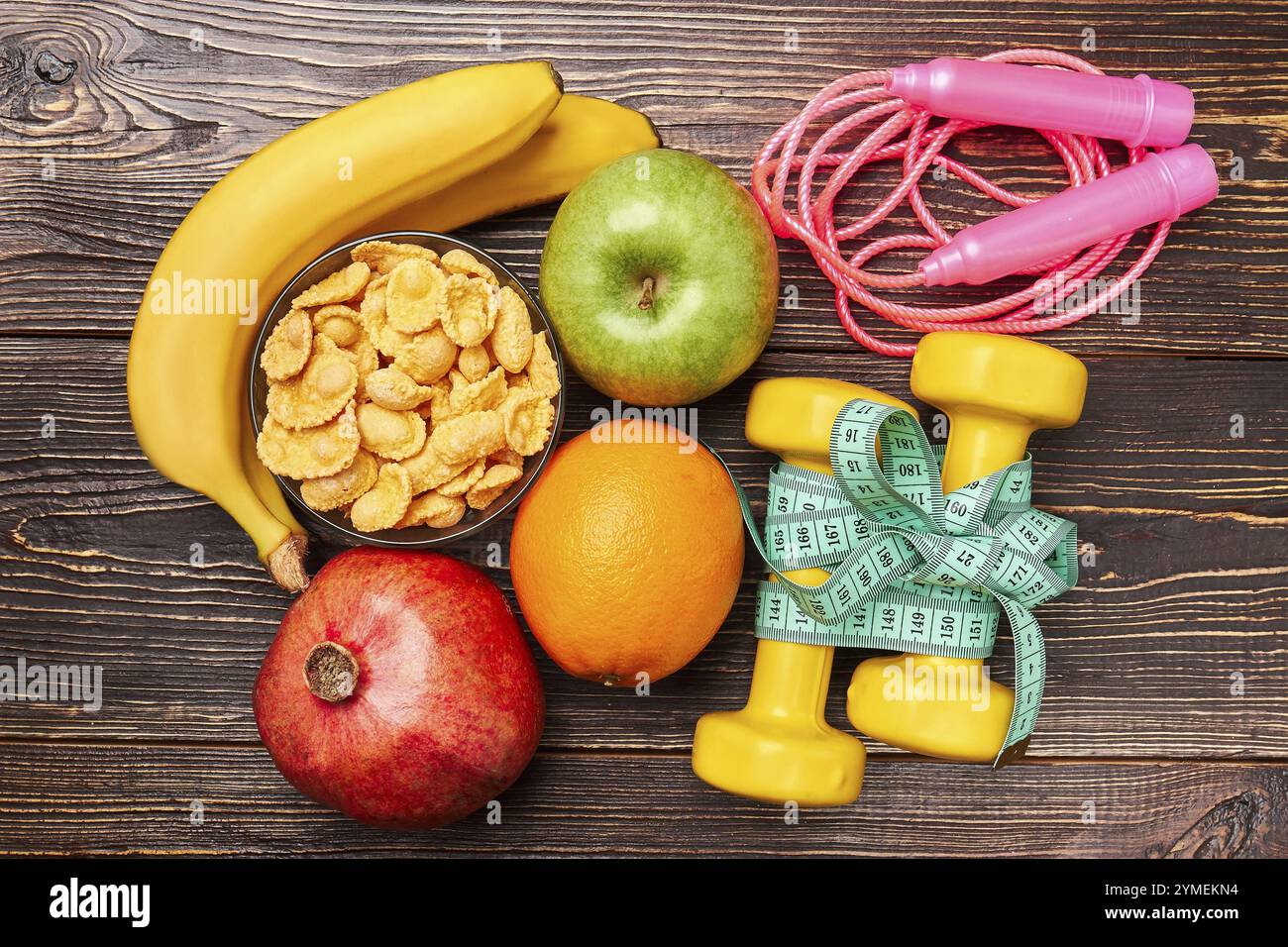 Corde à sauter, haltères et fruits. Formule de santé Banque D'Images