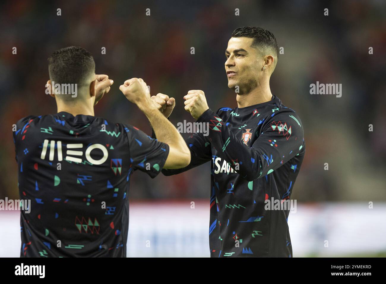 Match de football, Cristiano RONALDO CR7 Portugal droite, échauffement devant le match avec grimace et poings correspondants pointant vers le haut juste devant Banque D'Images