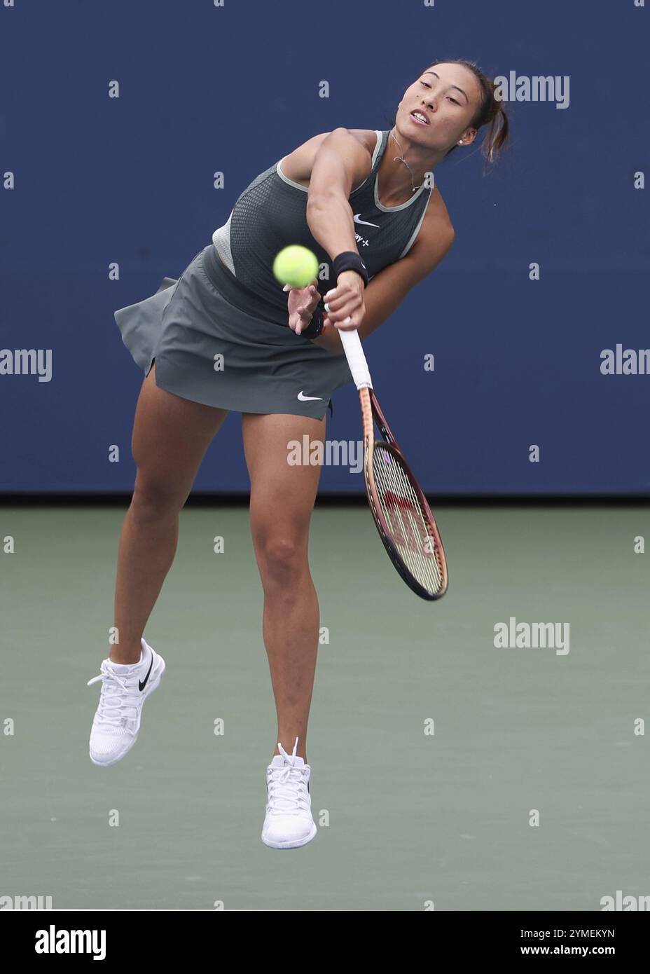 Le joueur de tennis chinois Qinwen Zheng en action aux US Open 2024 Championships, Billie Jean King Tennis Center, Queens, New York, États-Unis, Amérique du Nord Banque D'Images