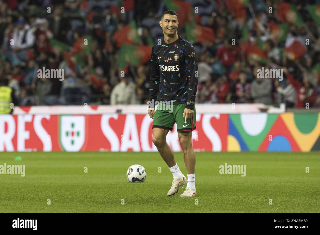 Match de football, Cristiano RONALDO CR7 Portugal s'échauffant devant le match avec tout son corps souriant et regardant vers la droite, Estadio Do Drag Banque D'Images