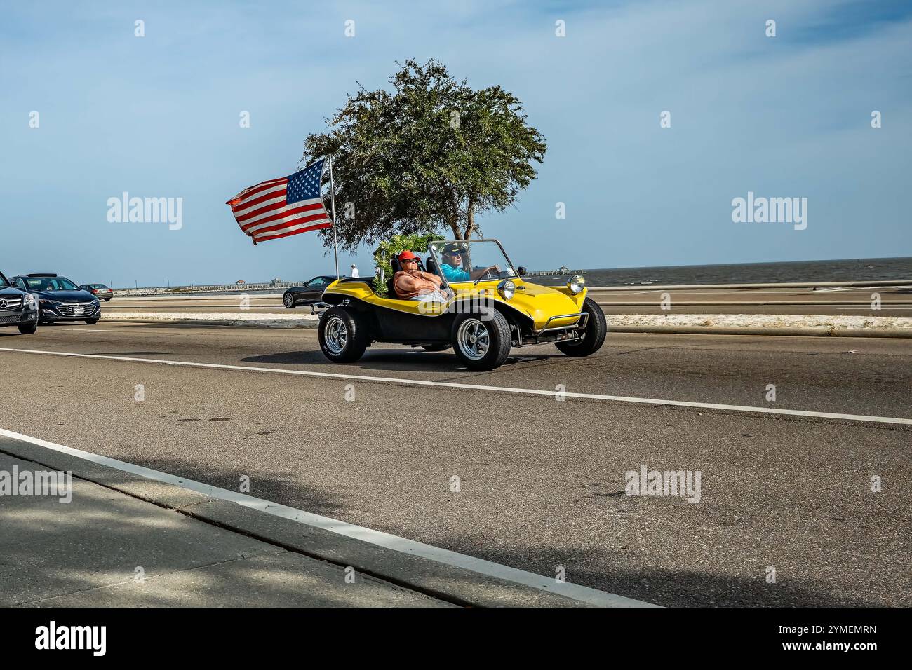 Gulfport, MS - 04 octobre 2023 : vue de coin avant grand angle d'un Volkswagen Dune Buggy 1970 personnalisé lors d'un salon automobile local. Banque D'Images