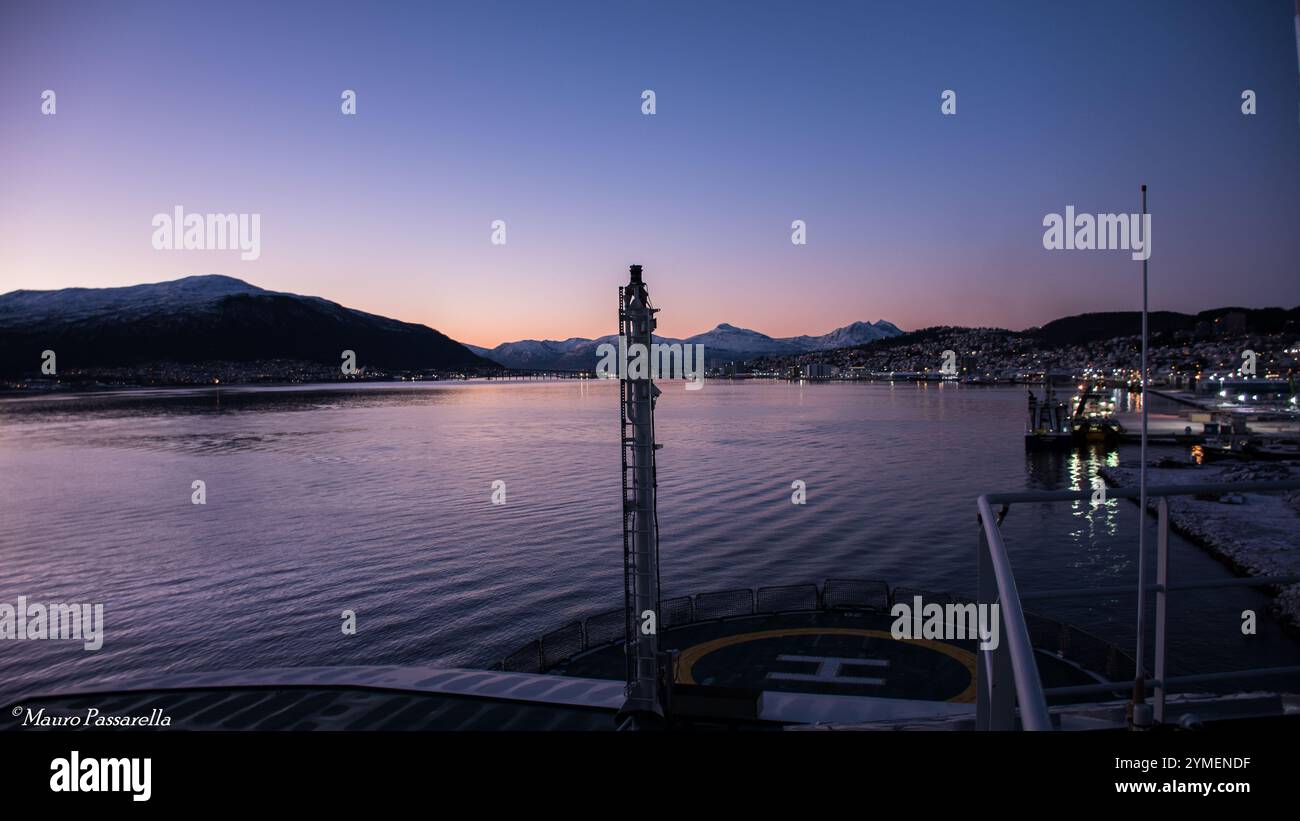 Paysages depuis le port de Tromsø, Norvège. Heure d'hiver Banque D'Images