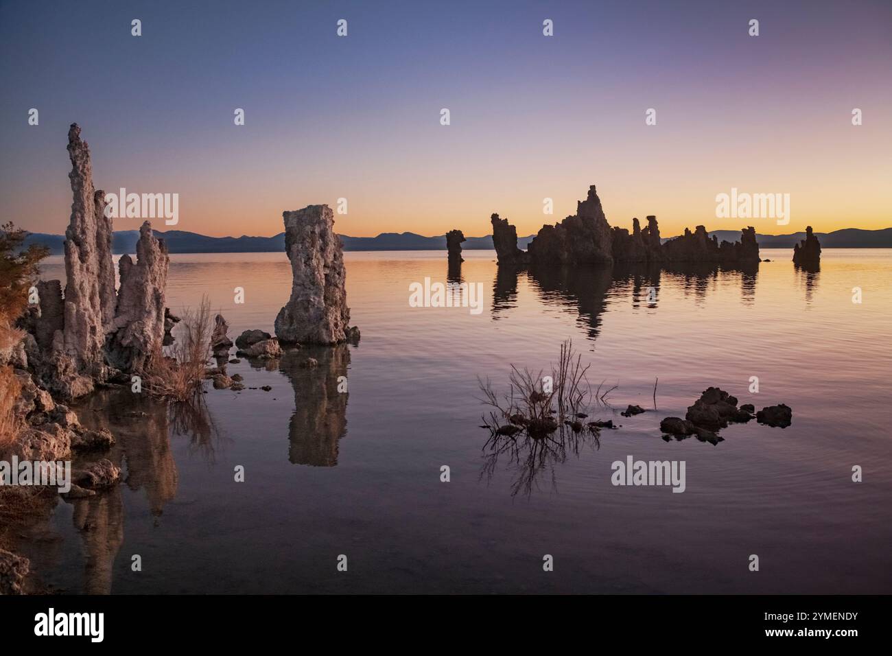 Mono Lake ; Californie ; Dawn ; géologie ; caractéristiques géologiques; tours de tuf. Banque D'Images