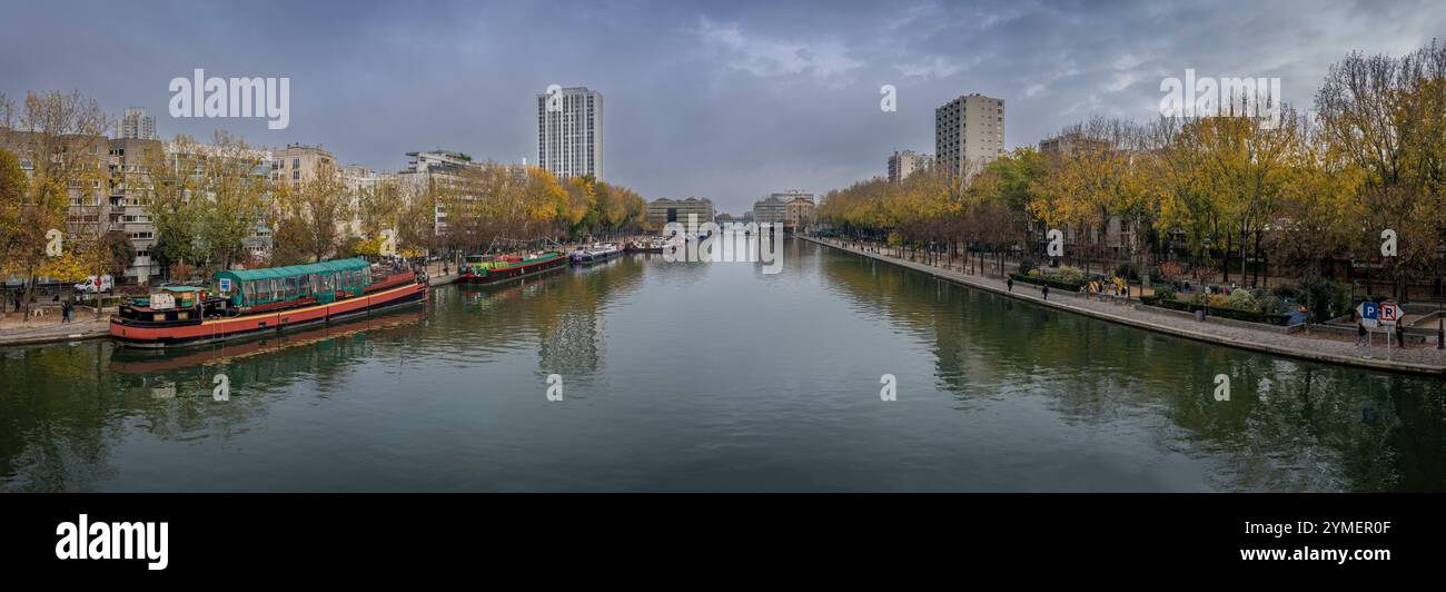 Paris, France - 11 11 2024 : canal de l'Ourcq. Vue panoramique sur le bassin de la Villette aux couleurs du printemps Banque D'Images